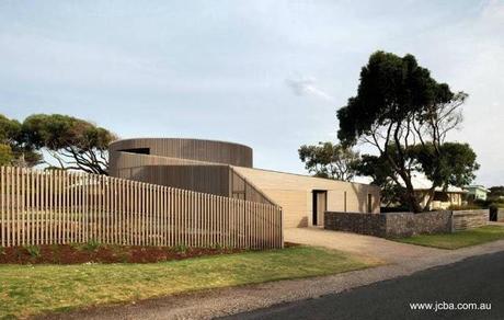 Residencia familiar extensa con estructura central cilíndrica en Barwon Heads, Australia