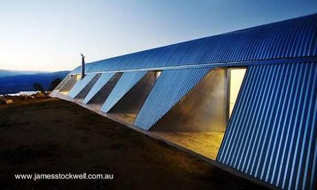 Residencia de forma parabólica con techo de chapa en Australia