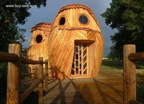 Cabaña de madera con forma de un par de buhos en Francia