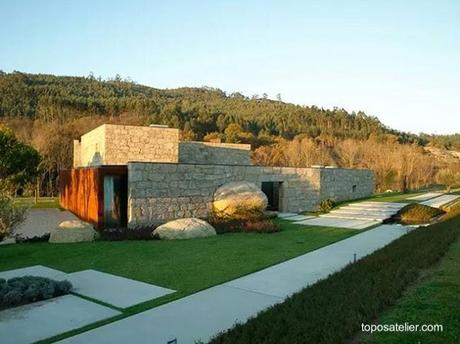 Residencia amplia contemporánea de piedra y metal oxidado en Brito, Guimaraes, Portugal