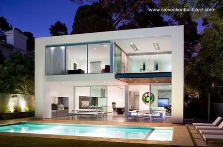 Casa familiar de dos plantas con piscina exterior atrás Residencia de dos plantas en Santa Mónica, California con piscina exterior