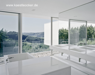 Baño de estilo Minimalista en la moderna casa alemana de Stuttgart