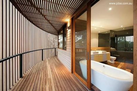 La estructura queda cubierta por la madera que actua igual a una persiana - Fuente www.jcba.com.au Detalle de arquitectura interior en residencia contemporánea australiana