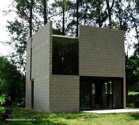 Casa contemporánea cúbica de bloques en Buenos Aires