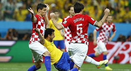 El inexistente penalty de Lovren a Fred mundial Más pitos que flautas fred marca