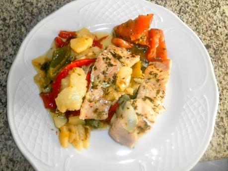 salmon con cilandro en cama de patata cebolla pimientos ensalada de tomate marinado