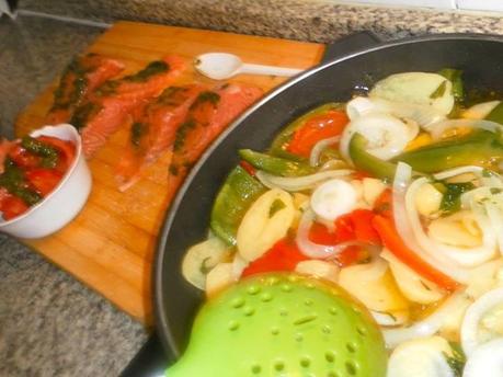 Salmón al cilandro en cama con ensalada de tomate marinado, blog soloyo, receta