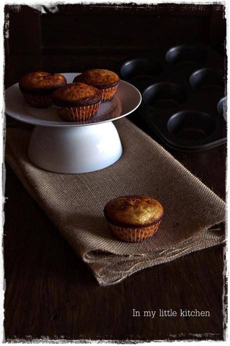 Magdalenas de queso batido y nectarinas