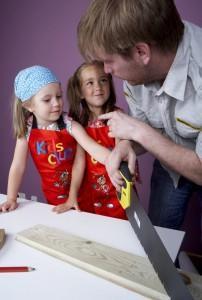 Bricolaje con niños: Macetero de madera con margaritas foto 06 202x300 Bricolaje con niños: Macetero de madera con margaritas