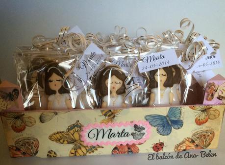 CON UNA CAJA DE FRESAS