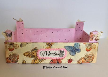 CON UNA CAJA DE FRESAS