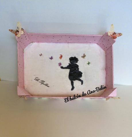 CON UNA CAJA DE FRESAS CON UNA CAJA DE FRESAS