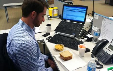 Hombre comiendo en el trabajo