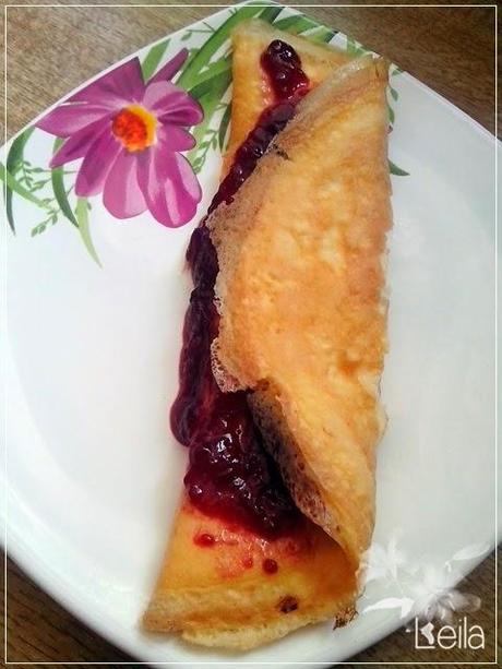 Tortilla dulce con mermelada de frambuesa
