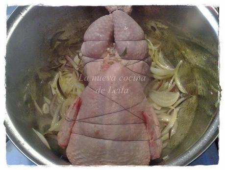 Pollo relleno de olivas negras