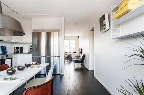 suelo de madera negro pisos suecos blanco y negro inspiración suelos de madera oscura estilo nórdico estanterías negras string decorar con colores neutros decoración nórdica escandinava decoración en blanco blog decoracion interiores 