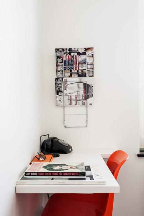 suelo de madera negro pisos suecos blanco y negro inspiración suelos de madera oscura estilo nórdico estanterías negras string decorar con colores neutros decoración nórdica escandinava decoración en blanco blog decoracion interiores 