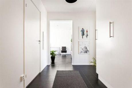 suelo de madera negro pisos suecos blanco y negro inspiración suelos de madera oscura estilo nórdico estanterías negras string decorar con colores neutros decoración nórdica escandinava decoración en blanco blog decoracion interiores 