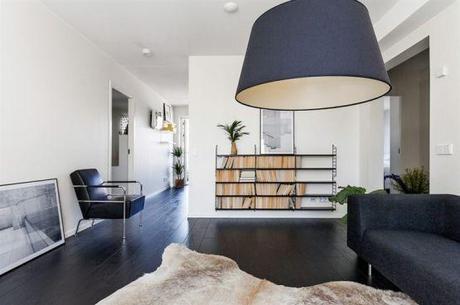 suelo de madera negro pisos suecos blanco y negro inspiración suelos de madera oscura estilo nórdico estanterías negras string decorar con colores neutros decoración nórdica escandinava decoración en blanco blog decoracion interiores 