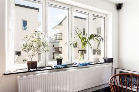 suelo de madera negro pisos suecos blanco y negro inspiración suelos de madera oscura estilo nórdico estanterías negras string decorar con colores neutros decoración nórdica escandinava decoración en blanco blog decoracion interiores 