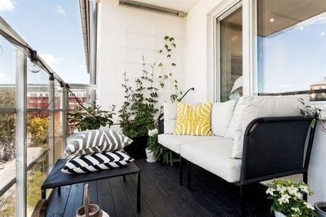 suelo de madera negro pisos suecos blanco y negro inspiración suelos de madera oscura estilo nórdico estanterías negras string decorar con colores neutros decoración nórdica escandinava decoración en blanco blog decoracion interiores 