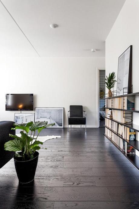 suelo de madera negro pisos suecos blanco y negro inspiración suelos de madera oscura estilo nórdico estanterías negras string decorar con colores neutros decoración nórdica escandinava decoración en blanco blog decoracion interiores 