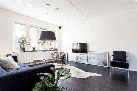 suelo de madera negro pisos suecos blanco y negro inspiración suelos de madera oscura estilo nórdico estanterías negras string decorar con colores neutros decoración nórdica escandinava decoración en blanco blog decoracion interiores 