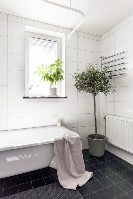 suelo de madera negro pisos suecos blanco y negro inspiración suelos de madera oscura estilo nórdico estanterías negras string decorar con colores neutros decoración nórdica escandinava decoración en blanco blog decoracion interiores 