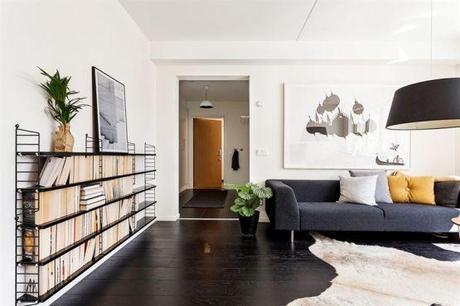 suelo de madera negro pisos suecos blanco y negro inspiración suelos de madera oscura estilo nórdico estanterías negras string decorar con colores neutros decoración nórdica escandinava decoración en blanco blog decoracion interiores 