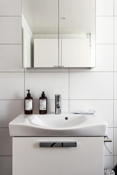 suelo de madera negro pisos suecos blanco y negro inspiración suelos de madera oscura estilo nórdico estanterías negras string decorar con colores neutros decoración nórdica escandinava decoración en blanco blog decoracion interiores 