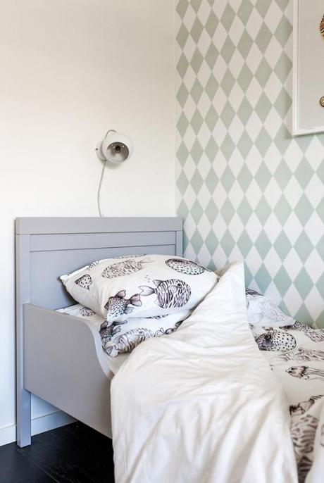 suelo de madera negro pisos suecos blanco y negro inspiración suelos de madera oscura estilo nórdico estanterías negras string decorar con colores neutros decoración nórdica escandinava decoración en blanco blog decoracion interiores 