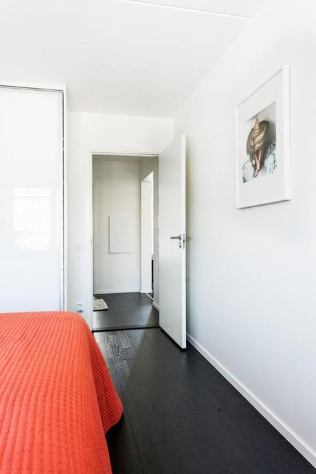 suelo de madera negro pisos suecos blanco y negro inspiración suelos de madera oscura estilo nórdico estanterías negras string decorar con colores neutros decoración nórdica escandinava decoración en blanco blog decoracion interiores 