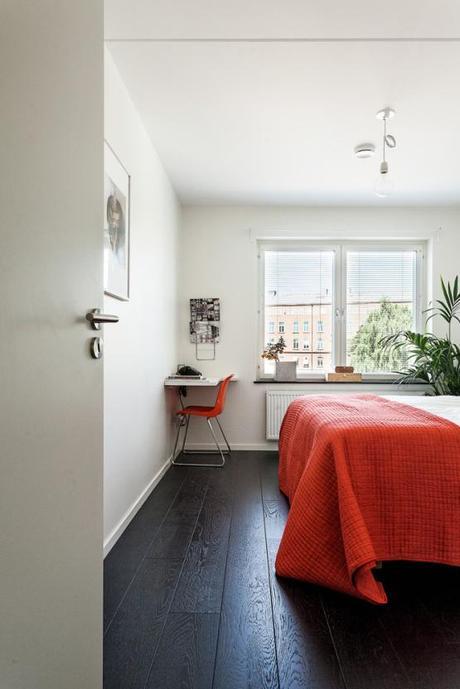 suelo de madera negro pisos suecos blanco y negro inspiración suelos de madera oscura estilo nórdico estanterías negras string decorar con colores neutros decoración nórdica escandinava decoración en blanco blog decoracion interiores 