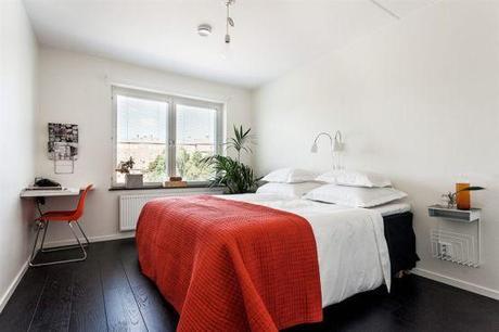 suelo de madera negro pisos suecos blanco y negro inspiración suelos de madera oscura estilo nórdico estanterías negras string decorar con colores neutros decoración nórdica escandinava decoración en blanco blog decoracion interiores 