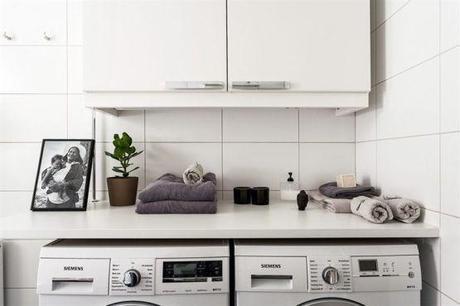 suelo de madera negro pisos suecos blanco y negro inspiración suelos de madera oscura estilo nórdico estanterías negras string decorar con colores neutros decoración nórdica escandinava decoración en blanco blog decoracion interiores 