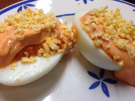 Huevos rellenos de atún con mayonesa de piquillo.