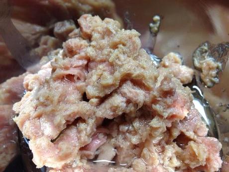 Huevos rellenos de atún con mayonesa de piquillo.