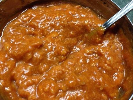 Huevos rellenos de atún con mayonesa de piquillo.