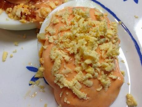Huevos rellenos de atún con mayonesa de piquillo.