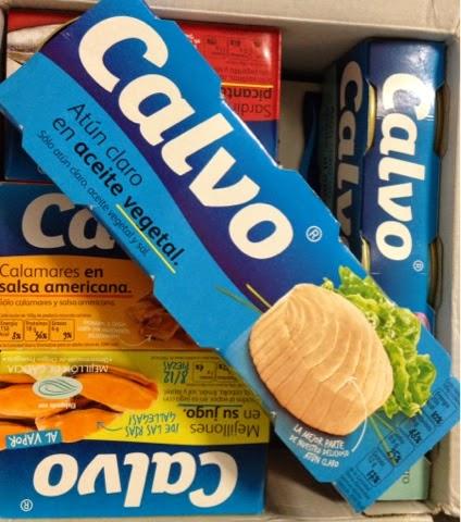 Huevos rellenos de atún con mayonesa de piquillo.