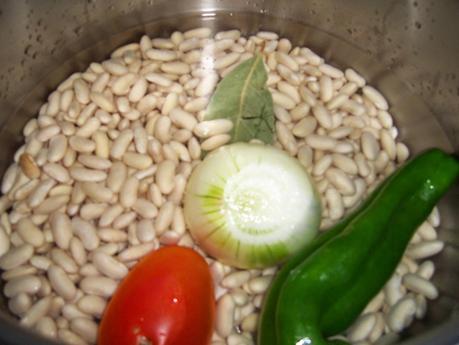 BUTIFARRA CON ALUBIAS o BOTIFARRA AMB MONGETES