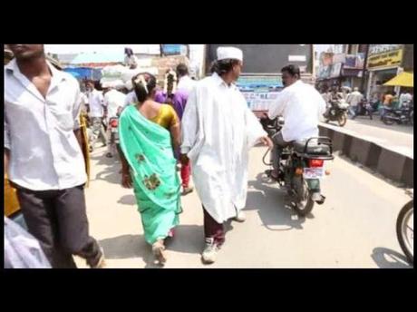 25 años caminando hacia atrás por la paz en el mundo