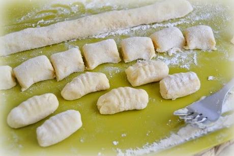 Gnocchis al pesto (ñoquis)