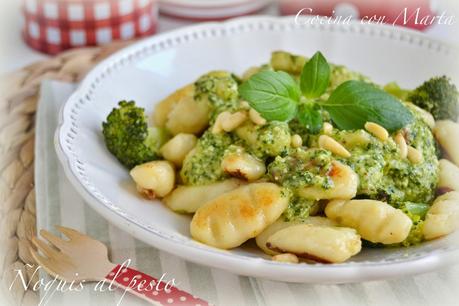 Receta casera de ñoquis o gnocchi salteados con salsa pesto.