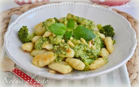 Receta casera de ñoquis o gnocchi salteados con salsa pesto.