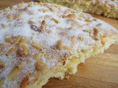 coca de piñones y azúcar