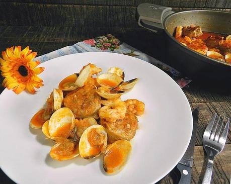 Solomillo de cerdo con gambas y almejas al pimentón de la Vera