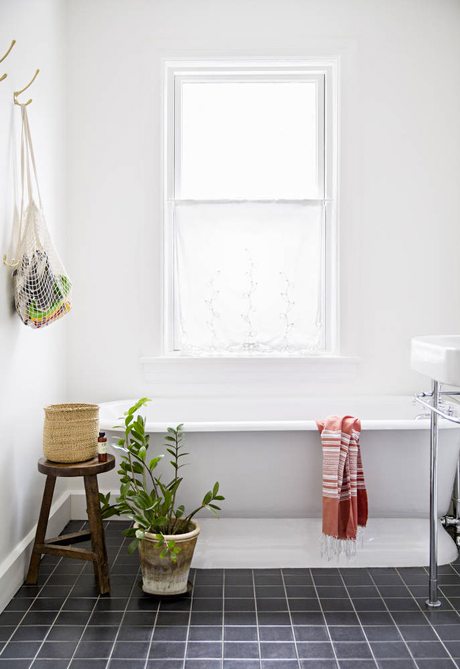 Casa Rustica en Blanco y Color / Rustic House, White and Color