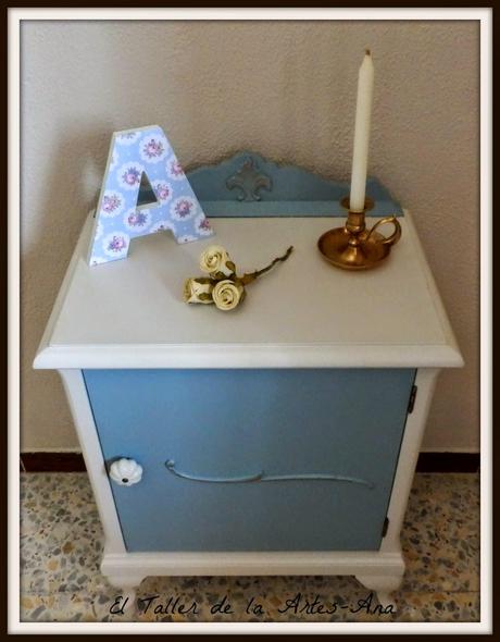 Mesita de noche azul