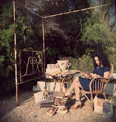 sesion de fotos en jardin, libros, vintage, cenador victoriano, hierro forjado blanco, Mollie crea mollie crea